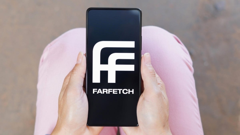 Online high-end seller Farfetch is getting a last-second, $500 million yank out the mud