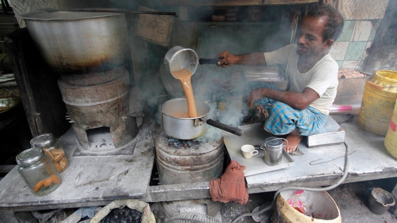 An ingenious cleaning device is bringing glass cups– and hygiene– back to India’s tea stalls