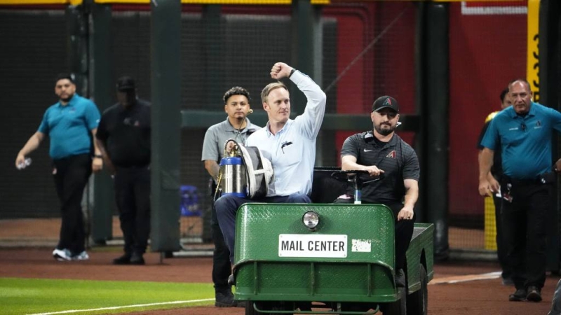The beekeeper who conserved Dodgers-Diamondbacks from a nest of bees got to toss out the very first pitch